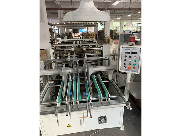 財順自動粘盒機